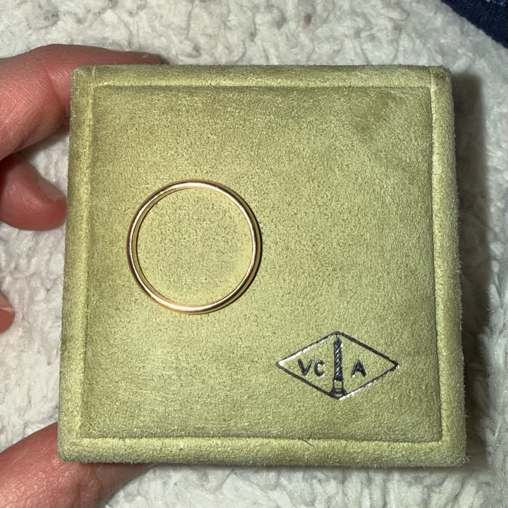 Van Cleef & Arpels Elegant Rose Gold Ring - Picture 3 of 8